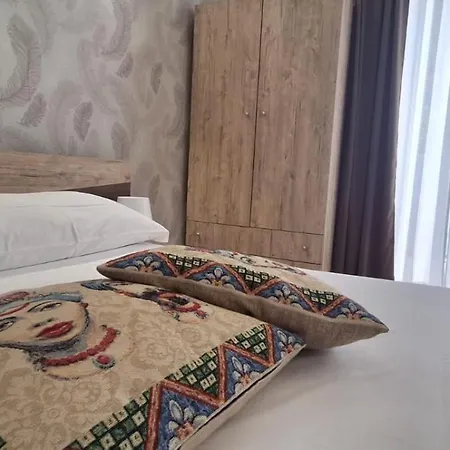 Проживание в семье Lilly House Катания